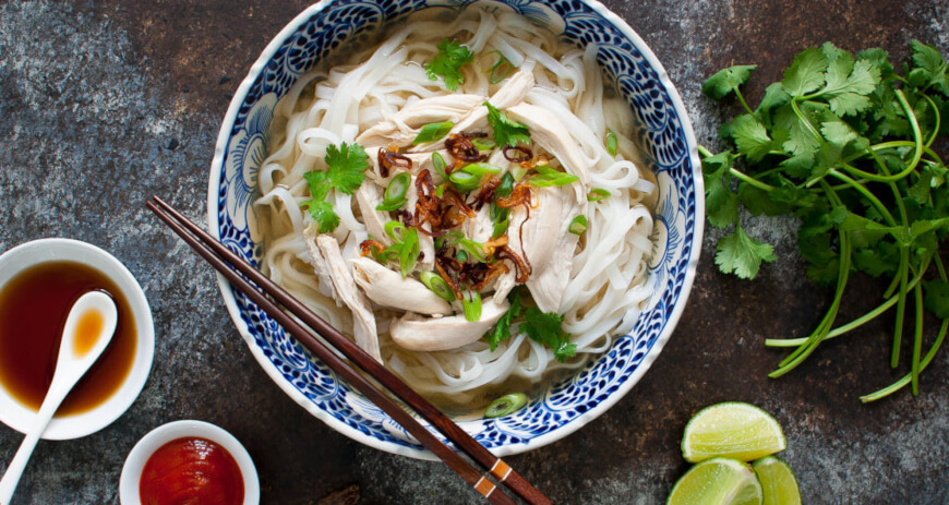 Vietnamska piščančja juha z rezanci (Phở Gà)